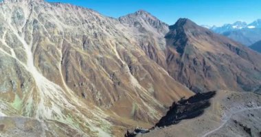 Elbrus Dağı civarındaki yüksek dağların güzel bir manzarası. Manzaranın ve Kuzey Kafkasya 'nın doğasının insansız hava aracı saldırısı