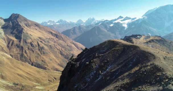 Ένα Όμορφο Πανόραμα Των Ψηλών Βουνών Στην Περιοχή Του Όρους — Αρχείο Βίντεο