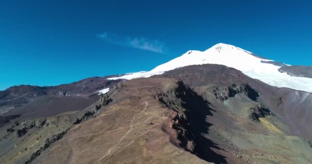 北コーカサスに位置するロシアとヨーロッパで最も高い山エルブラス山 — ストック動画