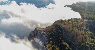 Kırım Yarımadası 'ndaki Ai-Petri Dağı. Bulutların üstündeki dağ zirveleri