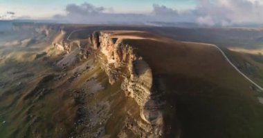 Kuzey Kafkasya dağlarında bir plato. Yüksek uçurumların ve dağlık arazinin insansız hava aracı atışları. Kuzey Kafkasya 'nın manzarası ve doğası