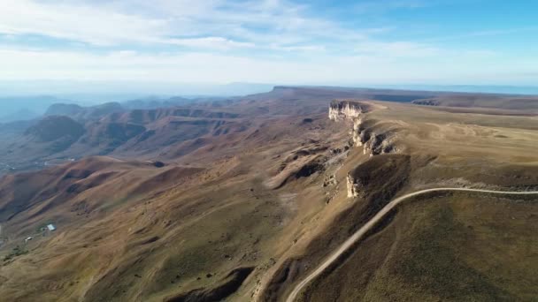 Náhorní Plošina Horách Severního Kavkazu Dron Natáčení Vysokých Útesů Hornatý — Stock video