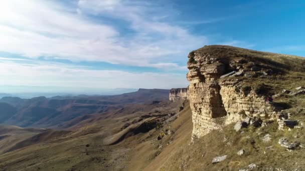 北高加索地区山区的高原 高空悬崖和山地的无人机射击 北高加索的景观和性质 — 图库视频影像