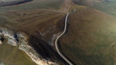 Dağlardaki yol. Kuzey Kafkasya 'nın manzarası