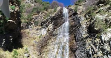 Bir dağ geçidinde şelale. Kuzey Kafkasya 'nın manzarası ve doğası