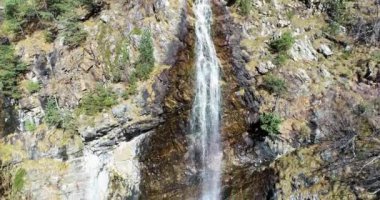 Bir dağ geçidinde şelale. Kuzey Kafkasya 'nın manzarası ve doğası