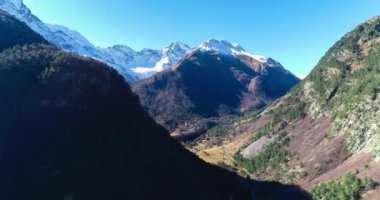 Kuzey Kafkasya 'nın manzarası. Dağlık arazilerin ve manzaralı vadilerin güzel manzarası. Rusya 'da seyahat