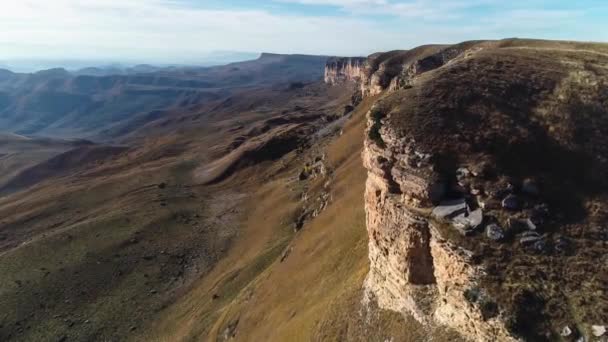Ein Plateau Den Bergen Des Nordkaukasus Drohnenaufnahmen Von Hohen Klippen — Stockvideo