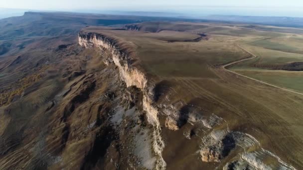 北コーカサスの山の中の高原 高い崖や山岳地形のドローン撮影 北コーカサスの景観と自然 — ストック動画