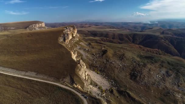 Плато Горах Северного Кавказа Стрельба Беспилотников Высоким Скалам Горной Местности — стоковое видео