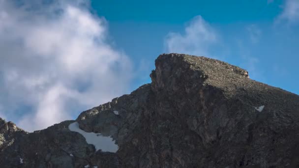 雲が絵のように美しい山々の上に空を移動します 北コーカサスの自然と景観 — ストック動画