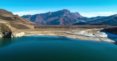Resimli bir vadide Dağ Gölü. Kuzey Kafkasya 'nın doğası ve manzarasının bir kuadrokopterinden çekiliyor.