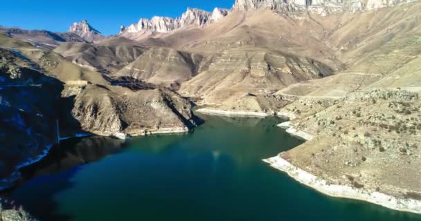 风景如画的峡谷中的山湖 从四合院拍摄北高加索地区的风景和自然 — 图库视频影像