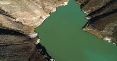 Resimli bir vadide Dağ Gölü. Kuzey Kafkasya 'nın doğası ve manzarasının bir kuadrokopterinden çekiliyor.