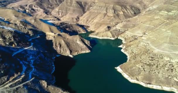 Lago Montagna Una Gola Pittoresca Sparatoria Quadrocopter Del Paesaggio Natura — Video Stock