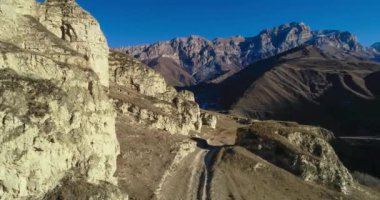 Dağ geçidinde güzel kayalar. Kuzey Kafkasya 'nın manzarası ve doğası