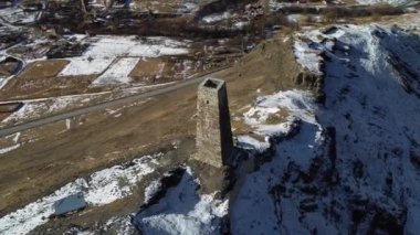 Dağ geçidinde eski bir kule. Kuzey Kafkasya 'nın manzarası