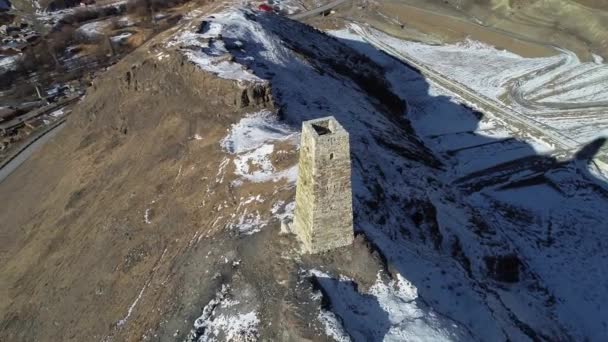 Ένας Παλιός Πύργος Ένα Ορεινό Φαράγγι Τοπίο Του Βόρειου Καυκάσου — Αρχείο Βίντεο