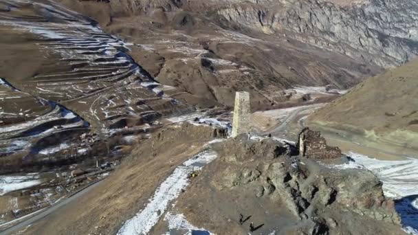 Una Vecchia Torre Una Gola Montagna Paesaggio Del Caucaso Settentrionale — Video Stock