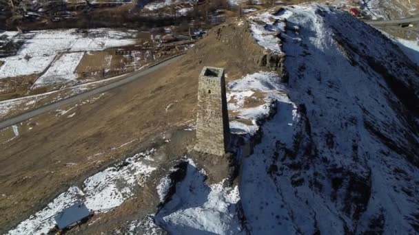 Una Vecchia Torre Una Gola Montagna Paesaggio Del Caucaso Settentrionale — Video Stock