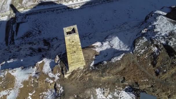 Una Vecchia Torre Una Gola Montagna Paesaggio Del Caucaso Settentrionale — Video Stock