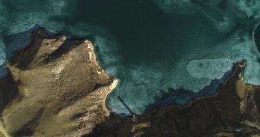 Dağ gölü, donmuş suyla birlikte pitoresk bir vadide. Kuzey Kafkasya 'nın manzarası ve doğası çok güzel.