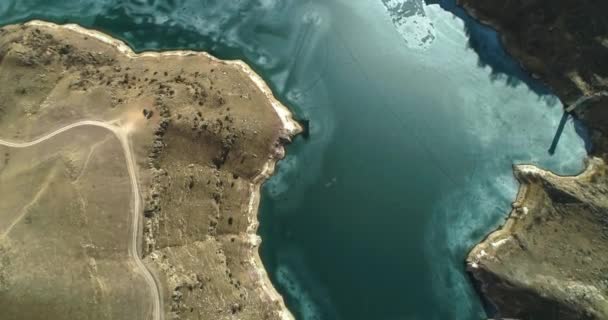 Horské Jezero Zmrzlou Vodou Malebné Rokli Krásný Letecký Výhled Krajinu — Stock video