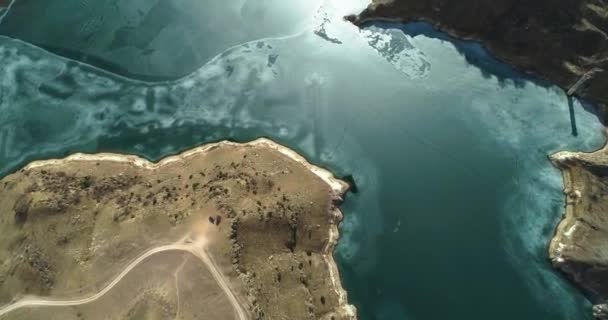 Horské Jezero Zmrzlou Vodou Malebné Rokli Krásný Letecký Výhled Krajinu — Stock video