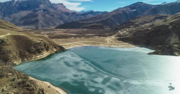 Lago Montaña Con Agua Helada Pintoresco Desfiladero Hermosas Vistas Aéreas — Vídeo de stock
