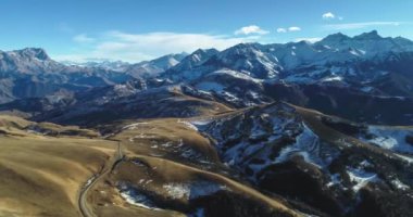 Dağlık bölgenin güzel bir hava manzarası. Kuzey Kafkasya 'nın manzarası ve doğası