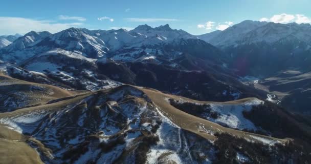 山岳地帯の素晴らしい空中ビュー 北コーカサスの景観と自然 — ストック動画