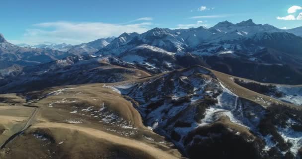 山岳地帯の素晴らしい空中ビュー 北コーカサスの景観と自然 — ストック動画