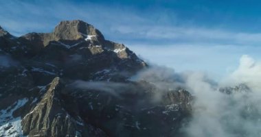 Bulutlardaki dağların havadan görünüşü. Kuzey Kafkasya 'nın manzarası ve doğası