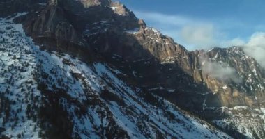 Bulutlardaki dağların havadan görünüşü. Kuzey Kafkasya 'nın manzarası ve doğası