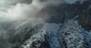 Bulutlardaki dağların havadan görünüşü. Kuzey Kafkasya 'nın manzarası ve doğası