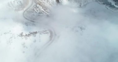 Bulutların üstündeki dağların havadan görünüşü. Dağlık alanın üzerindeki sisten uçuyorlar. Kuzey Kafkasya 'nın manzarası ve doğası