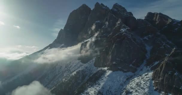 Αεροφωτογραφία Των Βουνών Στα Σύννεφα Τοπίο Και Φύση Του Βόρειου — Αρχείο Βίντεο