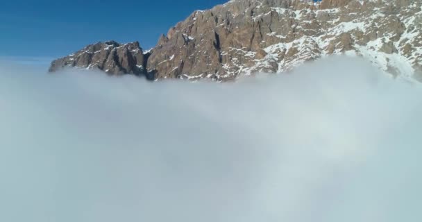 Luftaufnahme Der Berge Über Den Wolken Flug Aus Dem Nebel — Stockvideo