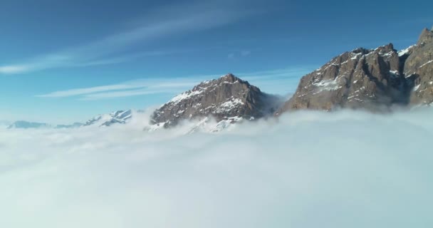 Uitzicht Vanuit Lucht Bergen Boven Wolken Vliegen Vanuit Mist Het — Stockvideo