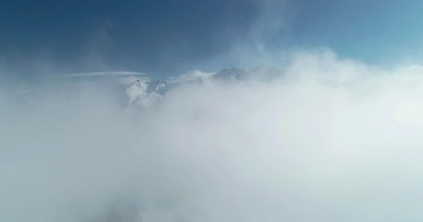 Légi Kilátás Hegyekre Felhők Felett Ködből Repül Hegyvidéken Észak Kaukázusi — Stock videók