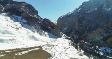 Dağ geçidi ve yüksek uçurumların havadan görünüşü. Kuzey Kafkasya 'nın manzarası ve doğası