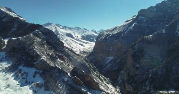 Flygfoto Över Bergsravinen Och Höga Klippor Landskap Och Natur Norra — Stockvideo