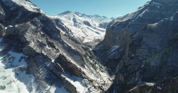 Вид Воздуха Горное Ущелье Высокие Скалы Пейзаж Природа Северного Кавказа — стоковое видео