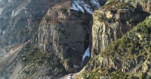 Mooi Uitzicht Hoge Kliffen Bergkloof Landschap Natuur Van Noordelijke Kaukasus — Stockvideo