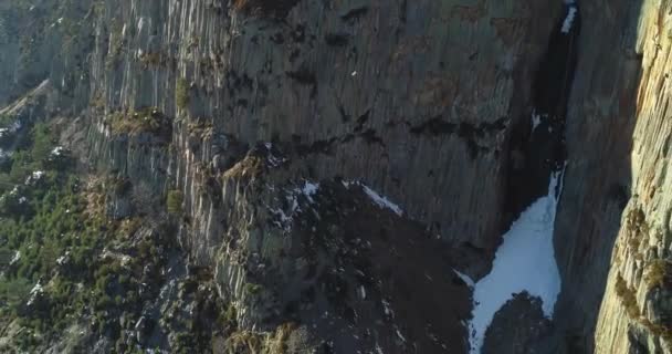山の峡谷で高い崖の素晴らしい景色 北コーカサスの景観と自然 — ストック動画