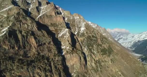 从空中俯瞰高山峡谷和高山悬崖 北高加索的景观和性质 — 图库视频影像