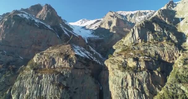 高山峡谷中的悬崖峭壁景色很美 北高加索的景观和性质 — 图库视频影像