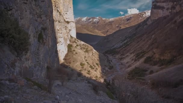 Bir Dağ Geçidinde Yüksek Uçurumları Olan Bir Panorama Kuzey Kakaz — Stok video