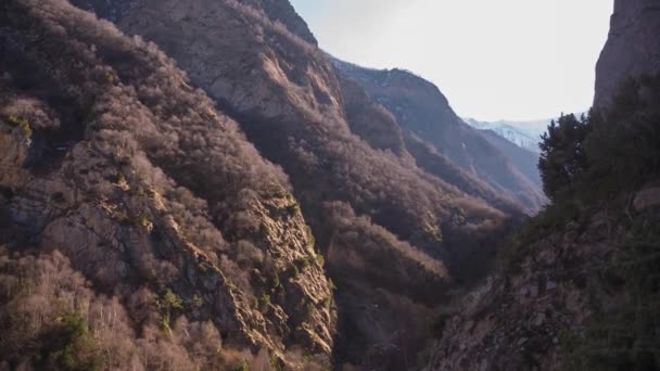 Bir Dağ Geçidinde Yüksek Uçurumları Olan Bir Panorama Kuzey Kakaz — Stok video
