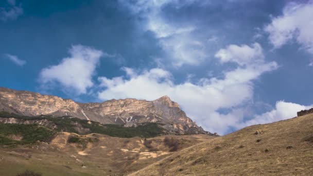 Vita Moln Rör Sig Mot Blå Himmel Över Bergssluttning — Stockvideo